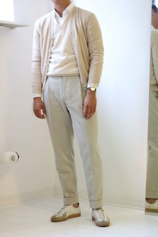 Какие низкие кеды носить с светло-коричневым кардиганом мужчине