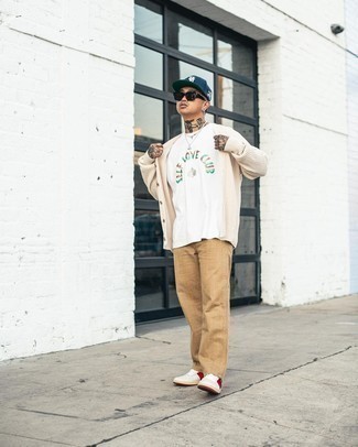 Какие низкие кеды носить с светло-коричневым кардиганом мужчине