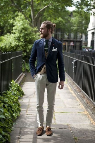 Как носить светло-коричневый кардиган с темно-синим пиджаком мужчине