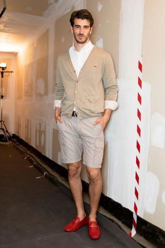 Какие шорты носить с светло-коричневым кардиганом мужчине
