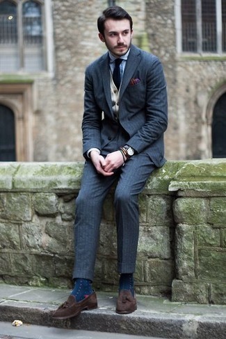 Какие костюмы носить с светло-коричневым кардиганом