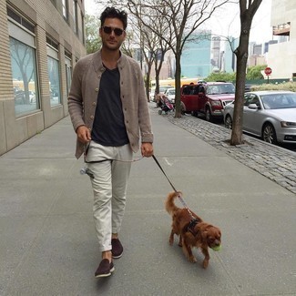 Как носить светло-коричневый кардиган с белыми брюками чинос