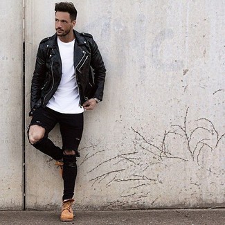 Какие косухи носить с светло-коричневыми повседневными ботинками мужчине