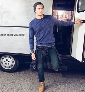 Какие вязаные свитера носить с светло-коричневыми повседневными ботинками мужчине