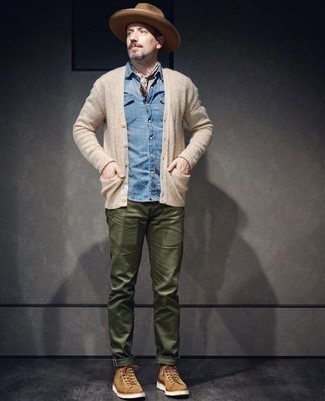 С чем носить светло-коричневые повседневные ботинки мужчине