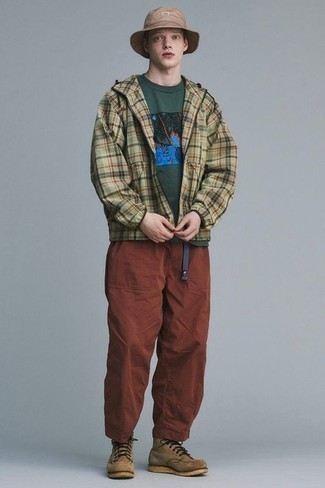 С чем носить светло-коричневые повседневные ботинки мужчине