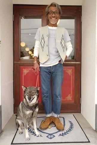 Какие трикотажные жилеты носить с светло-коричневыми повседневными ботинками мужчине