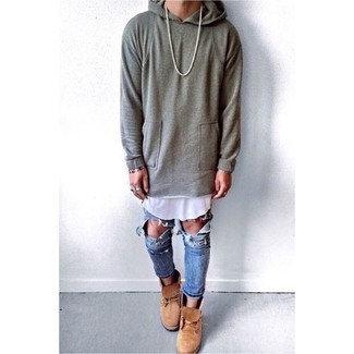 Какие майки носить с светло-коричневыми повседневными ботинками мужчине