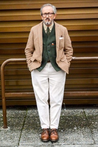 Как носить светло-коричневый пиджак в клетку с темно-зеленым шерстяным жилетом