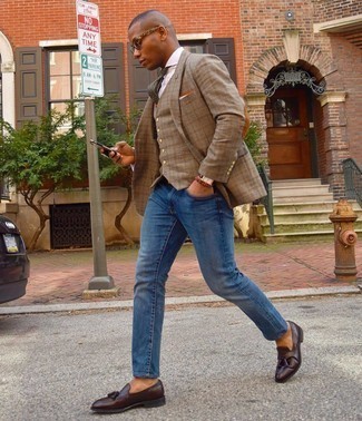 Как носить светло-коричневый пиджак в клетку с темно-синими джинсами мужчине