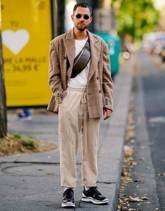 С чем носить светло-коричневый двубортный пиджак в клетку мужчине