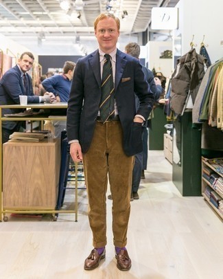 С чем носить светло-коричневую классическую рубашку в клетку мужчине