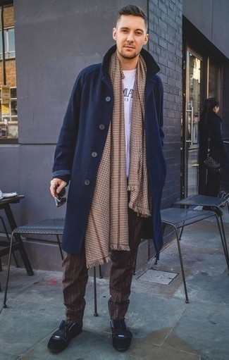 С чем носить светло-коричневый шарф в клетку мужчине