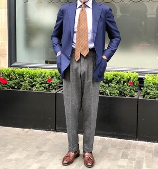 С чем носить светло-коричневый галстук в клетку мужчине