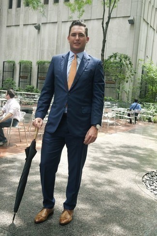 С чем носить светло-коричневый галстук в клетку мужчине