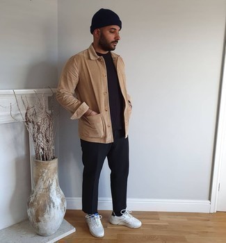 С чем носить светло-коричневую вельветовую куртку-рубашку мужчине