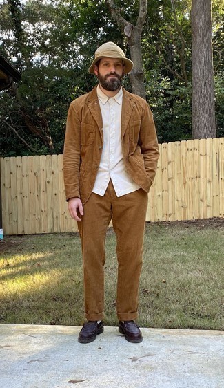 С чем носить светло-коричневый вельветовый костюм