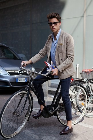 С чем носить светло-коричневый хлопковый пиджак мужчине