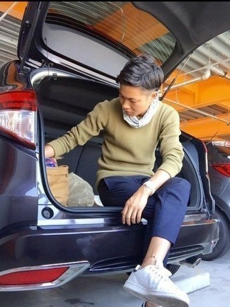 Как носить светло-коричневый свитер с круглым вырезом с синими брюками чинос