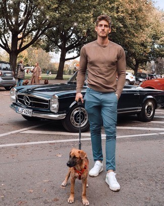 Как носить светло-коричневый свитер с круглым вырезом с синими брюками чинос