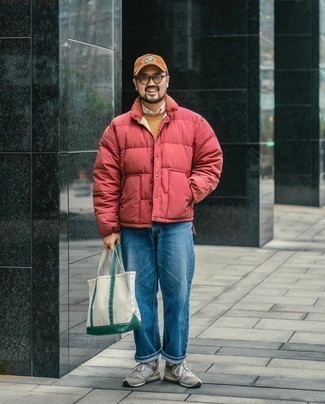 Как носить светло-коричневый свитер с круглым вырезом с синими джинсами мужчине