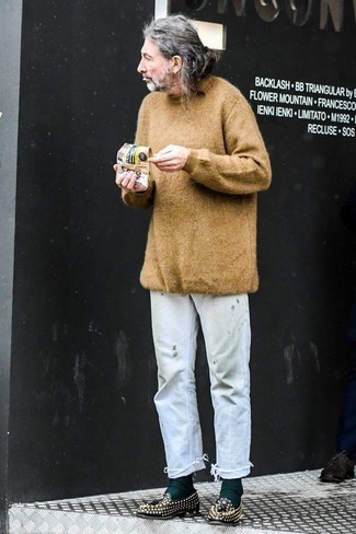 Какие джинсы носить с светло-коричневым свитером с круглым вырезом мужчине