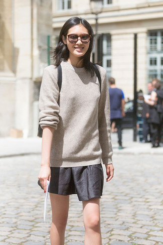 С чем носить светло-коричневый свитер с круглым вырезом женщине