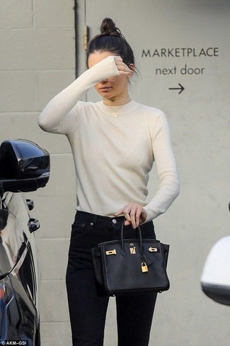 С чем носить светло-коричневый свитер с круглым вырезом женщине