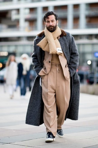 С чем носить светло-коричневый свитер с круглым вырезом мужчине