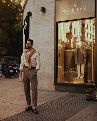 С чем носить светло-коричневый свитер с круглым вырезом мужчине