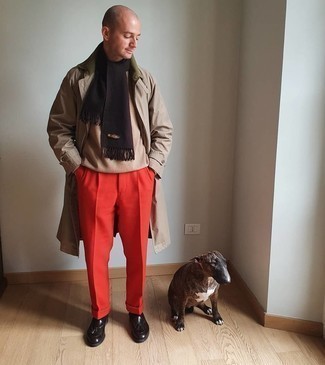 Какие лоферы носить с светло-коричневым свитером с круглым вырезом мужчине