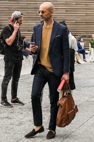 Какие лоферы носить с светло-коричневым свитером с круглым вырезом мужчине