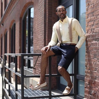 Какие лоферы носить с светло-коричневым свитером с круглым вырезом мужчине