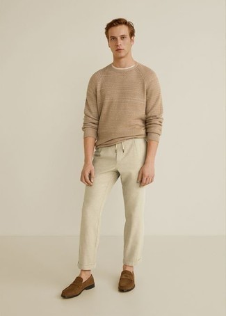 Какие лоферы носить с светло-коричневым свитером с круглым вырезом мужчине