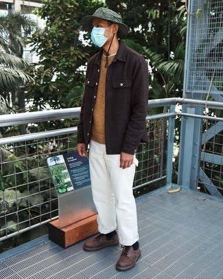 Как носить светло-коричневый свитер с круглым вырезом с белыми брюками чинос