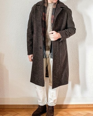 Как носить светло-коричневый свитер с круглым вырезом с белыми джинсами мужчине