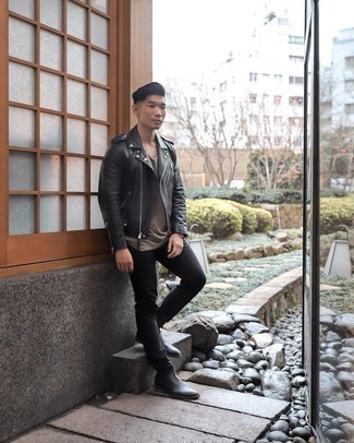 Какие косухи носить с светло-коричневой футболкой с круглым вырезом мужчине