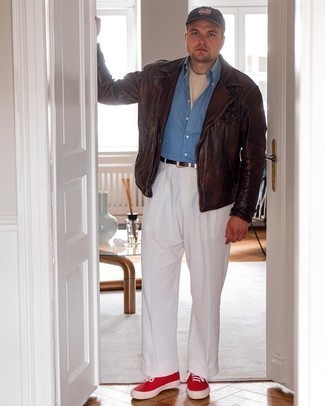 Какие косухи носить с светло-коричневой футболкой с круглым вырезом мужчине