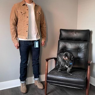 Какие джинсы носить с светло-коричневой джинсовой курткой мужчине