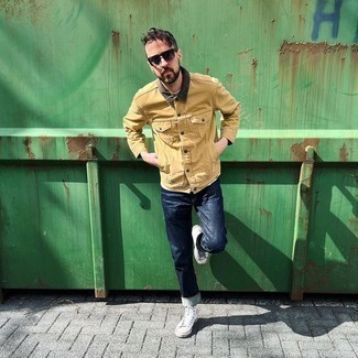 С чем носить светло-коричневую джинсовую куртку мужчине