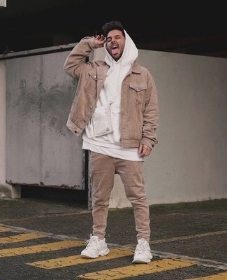 С чем носить светло-коричневую джинсовую куртку мужчине