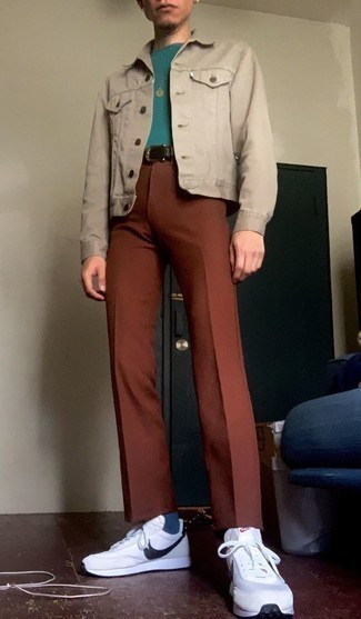 Как носить светло-коричневую джинсовую куртку с белыми кроссовками мужчине