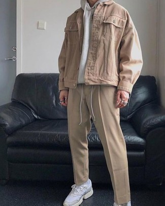 Как носить светло-коричневую джинсовую куртку с белыми кроссовками мужчине