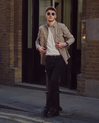 С чем носить светло-коричневую джинсовую рубашку мужчине