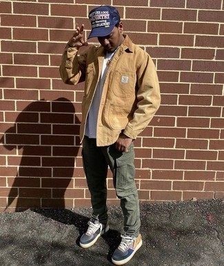 С чем носить светло-коричневую джинсовую рубашку мужчине