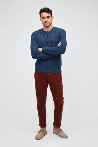 Какие вязаные свитера носить с светло-коричневыми ботинками дезертами