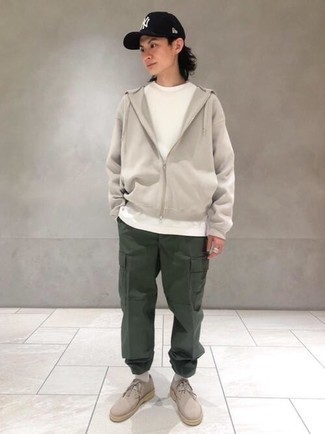Какие брюки карго носить с светло-коричневыми ботинками дезертами