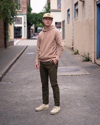 Какой худи носить с светло-коричневыми ботинками дезертами