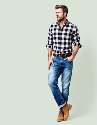 Какие джинсы носить с светло-коричневыми ботинками дезертами