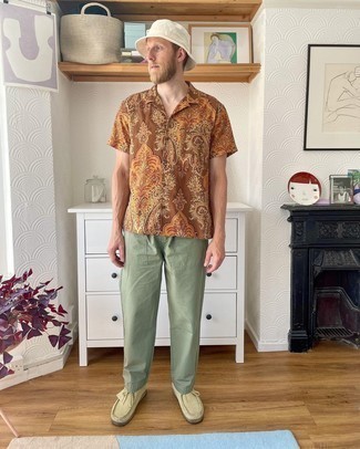 С чем носить светло-коричневые ботинки дезерты